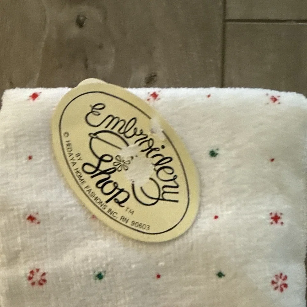 NEW Vintage 2‎ Pack Christmas Hand Towels Embroidery Shop Santa Bear